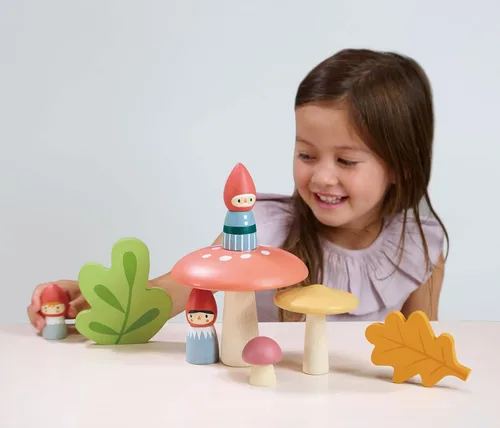 Vista 4 de Tender Leaf Toys - Familia de gnomos del bosque - Juego imaginativo de madera maciza de 8 piezas, decoración de guardería - Promueve la creatividad