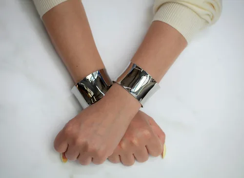 Vista 4 de Lavari Jewelers Brazalete de acero inoxidable de 15 pulgadas de ancho para mujer 675 pulgadas de largo con chapado iónico o acabado satinado Metal