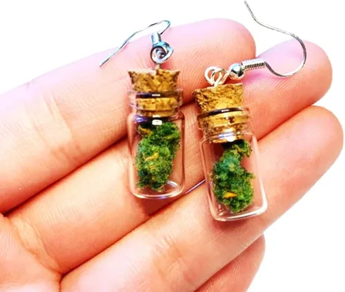 Vista 2 de Aretes de cannabis, aretes de maleza, 420, el mejor regalo de mordaza, aretes de marihuana falsos, cannabis falso, aretes divertidos, aretes
