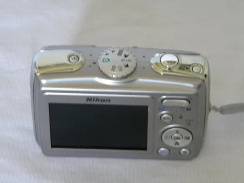 Vista 2 de Nikon Coolpix P4 - Cámara digital de 8,1 MP con zoom óptico de reducción de vibración de 3,5 x