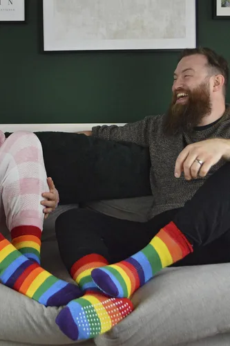 Vista 5 de THMO Calcetines térmicos a rayas arcoíris para hombre y mujer con pinzas antideslizantes