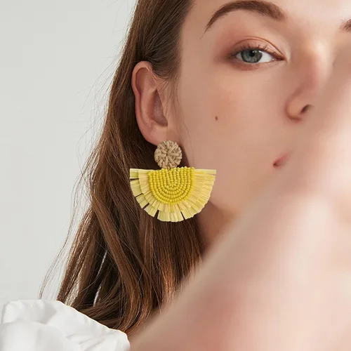 Vista 4 de COIRIS Aretes bohemios con flecos y borlas largas colgantes de rafia para mujer
