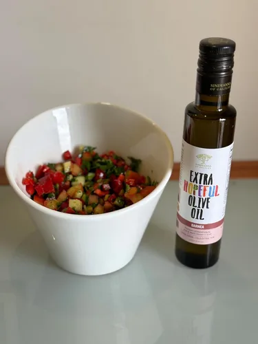 Vista 7 de SINDYANNA OF GALILEE, Aceite de oliva virgen extra galardonado, prensado en frío, fabricado en Israel, Kosher, vegano, Keto y prensa fría, 8.5 fl oz