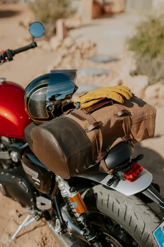 Vista 17 de Bolsa de lona para motocicleta de cuero genuino de grano completo resistente de inspiración militar Alforja Bolsa de fin de semana Con correas