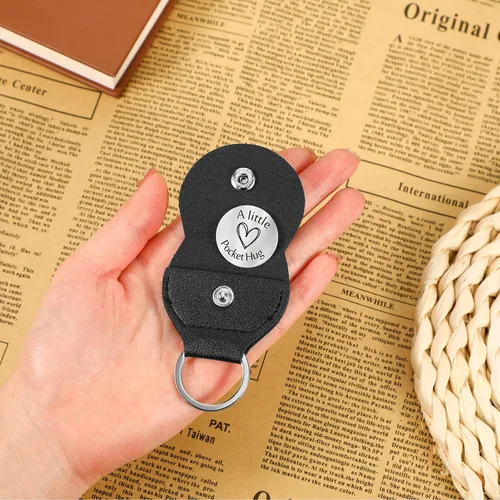Vista 4 de Sureio Ficha de recuerdo de bolsillo para relaciones a larga distancia, recuerdo de acero inoxidable, regalo inspirador de doble cara con llavero