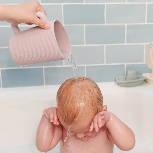 Vista 6 de mushie Taza de enjuague de baño para bebé, 100% silicona de grado alimenticio, taza de enjuague para champú y lavado corporal para niños (rubor)