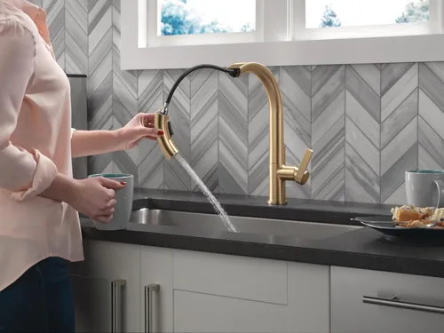 Vista 2 de Delta Keele Grifo de cocina dorado cepillado con pulverizador extraíble, grifo de cocina de un solo agujero dorado cepillado moderno, manija única