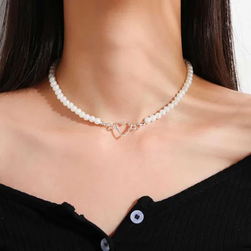 Vista 2 de YienDoo Gargantilla de perlas bohemias, cadena con dije de corazón plateado, para damas de honor, para bodas, damas de honor, gargantilla de perlas