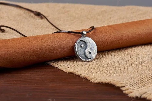 Vista 7 de Collar Yin Yang para hombre, joyería colgante de alta calidad de aspecto antiguo, regalos de Yin Yang, joyería vikinga para hombres