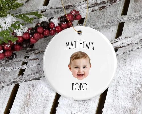Vista 2 de Adorno de foto para bebé, divertido regalo Popo, adorno personalizado para cara de bebé, impreso en un lado