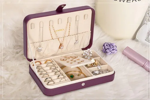 Vista 6 de LANDICI - Caja de joyería pequeña para mujeres y niñas, estuche organizador de joyería de viaje de cuero PU, soporte portátil para almacenamiento
