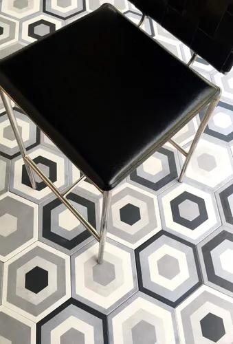 Vista 3 de Mama Mia - Azulejo de porcelana hexagonal gris con patrón geométrico (9 unidades, 10,2 x 11,4 pulgadas)