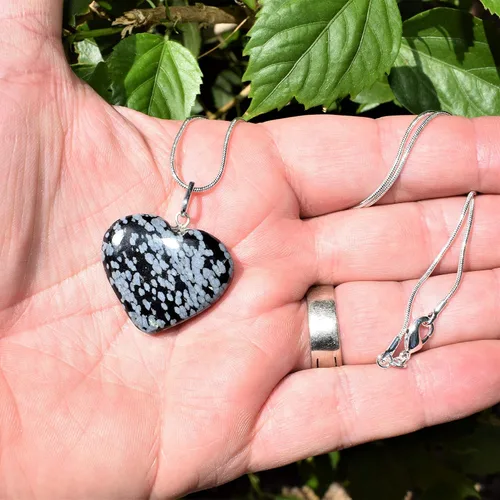 Vista 4 de Zenergy Gems - Collar con dije de corazón, piedras preciosas naturales del Himalaya en forma de corazón + cadena de plata de 20 + corazón de carga