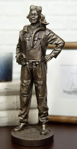 Vista 2 de Ebros Gift Estatua de piloto de avión a reacción de la Segunda Guerra Mundial de 11.75 pulgadas de alto, batalla de Midway, portaaviones navales