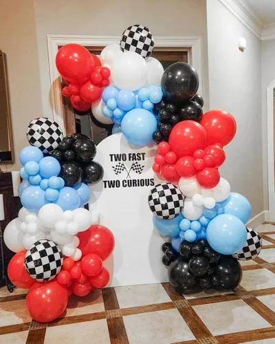 Vista 5 de Kit de guirnalda de arco de globos de auto de carreras, 151 piezas de látex rojo azul y globos de neumáticos de rueda a cuadros para autos