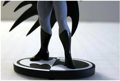 Vista 5 de DC Collectibles Batman: Colección en blanco y negro - Estatua de Batman por Amanda Conner