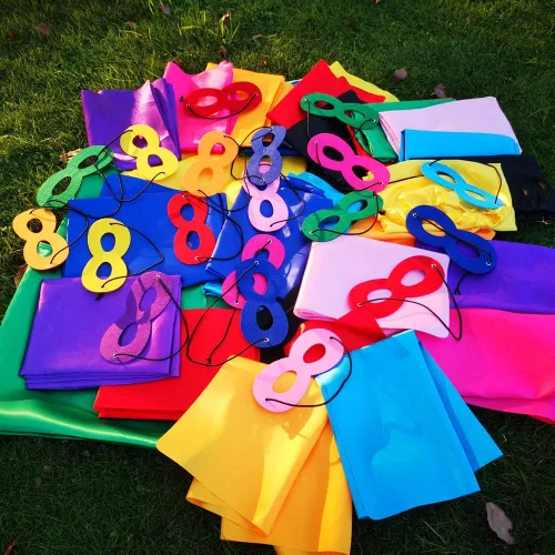 Vista 6 de ADJOY Capas y máscaras de superhéroe 24 juegos para niños con calcomanías de superhéroe capas de fiesta de cumpleaños temáticas de superhéroes