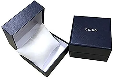 Vista 6 de Seiko 5 SNKP14 Reloj automático de acero inoxidable de 2 tonos con esfera blanca de 1640ft WR día fecha reloj automático