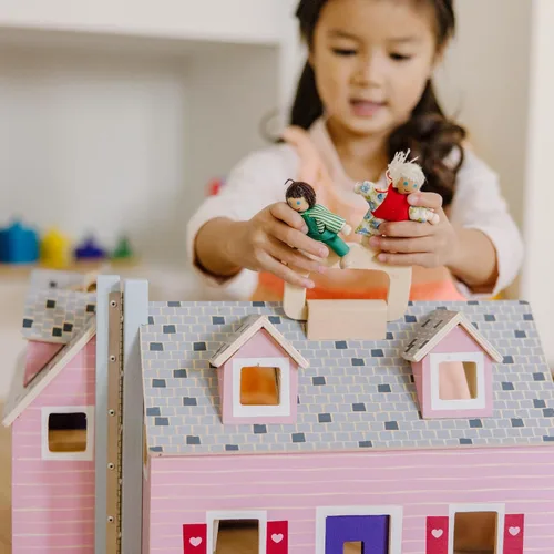 Vista 5 de Casa de muñecas de madera Fold and Go de Melissa & Doug con 2 muñecas y muebles de madera