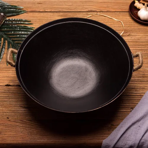 Vista 4 de ZhenSanHuan Wok de hierro fundido hecho a mano, sin revestimiento, sin pintura, saludable, fondo plano, apto para inducción (12.6 pulgadas)