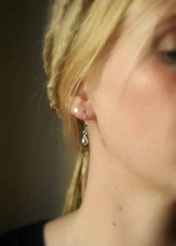 Vista 2 de Sterling Silver Teardrop Earrings Small Everyday Earrings for Women and Girls