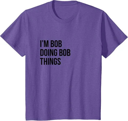 Vista 37 de Camiseta con texto en inglés "I'm Bob Doing Bob Things" Asfalto