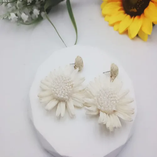 Vista 6 de Aretes colgantes de rafia con girasol, rafia envueltos en paja, aretes colgantes de verano de ratán para mujeres y niñas