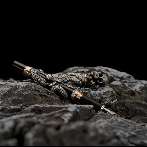 Vista 8 de Jinhao - Pluma estilográfica Black Snake, punta mediana, estilo retro con cabeza de calavera, clip de metal sólido y juego con estuche de papel