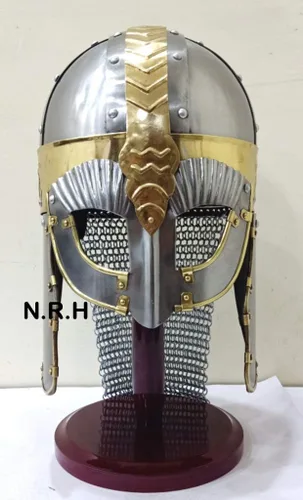 Vista 4 de Casco medieval Norman Viking Armor Casco plateado Espectáculo Armadura Casco W/Soporte de madera Diseño de latón