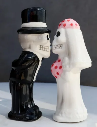 Vista 3 de Ebros Gift Juego de saleros y pimenteros de esqueleto para pareja, boda, novia y novio, calaveras de cerámica, esqueletos, cocina, comedor, bar