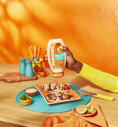 Vista 4 de Popeyes Salsa Ranch ennegrecida para mojar