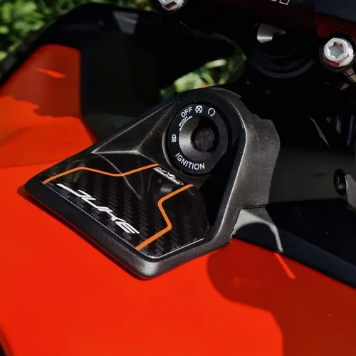Vista 4 de Resin Bike Adhesivos 3D para motocicleta compatibles con KTM Duke 790 - Duke 890 GP-R 2021-2025. Protección clave contra impactos y arañazos.