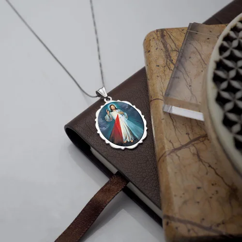 Vista 2 de PicturesOnGold Medalla religiosa ovalada de doble cara Divine Mercy con protección de color, regalos para hombres y mujeres, disponible en oro