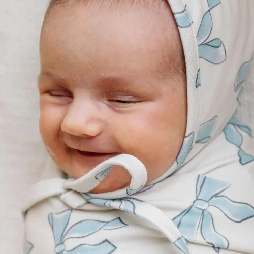 Vista 5 de Copper Pearl Gorros de bebé: ultra suave, cómodo de llevar, sombrero de sol para protección contra los rayos UV, diseño moderno a juego, 6-12 meses