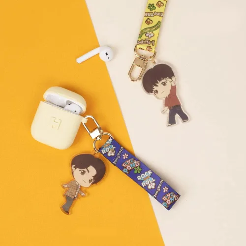 Vista 2 de BTS TinyTan Dynamite - Llavero con correa acrílica para llavero (j-hope), Amarillo