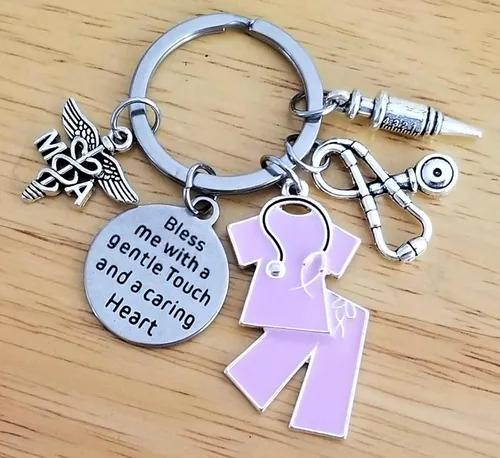 Vista 3 de Kit's Kiss MA Medical Assistant Llavero Jeringa Medical Scrub Caduceus Symbol Escuela de Enfermería Graduación MA Estudiante Regalo, Plata y morado