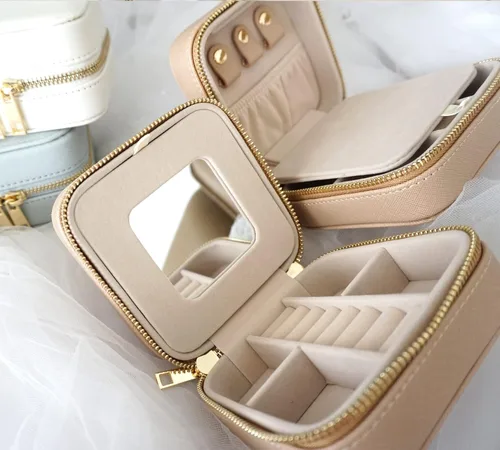 Vista 6 de Precioso joyero de viaje de cuero con espejo estuche de joyería impermeable para mujeres organizador de joyas almacenamiento para aretes anillos