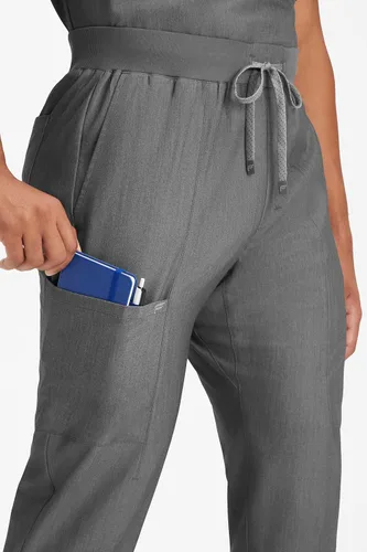 Vista 3 de Fabletics MotionTech - Pantalón médico para hombre, elástico en 4 direcciones, con bolsillos, resistente a las arrugas, ajuste semidelgado