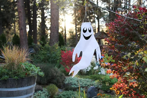 Vista 2 de In the Breeze - Pequeño fantasma de 18 pulgadas para Halloween, decoración.