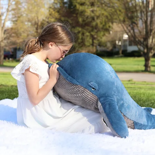 Vista 2 de MaoGoLan Ballena de Peluche Rellena de 43 pulgadas, Almohada Grande de Peluche Ballena Azul de 4 pies, Juguete de Ballena Jorobada para Niños