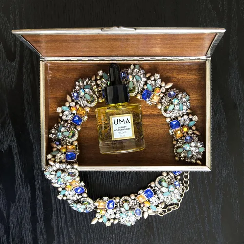 Vista 2 de UMA El aceite facial de día Beauty Boosting ayuda a hidratar la piel. Aceite facial hidratante ayurvédico para pieles sensibles a los tipos de piel