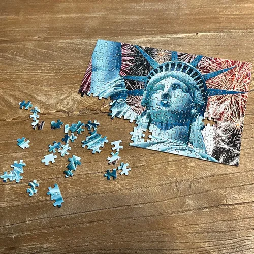Vista 2 de TDC Games Rompecabezas más pequeño del mundo, Lady Liberty - Mini rompecabezas, pequeño rompecabezas de arte de viaje desafiante para adultos, más