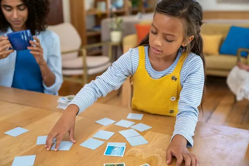 Vista 4 de Ravensburger Animal Babies Memory Game - Juego de emparejamiento de imágenes atractivo para niños Mejora el enfoque y las habilidades de memoria