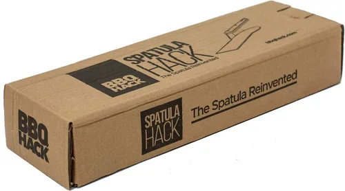 Vista 4 de Espátula Hack por BBQ Hack, espátula resistente diseñada para asar carnes grandes como costillas, la forma compensada es la herramienta perfecta