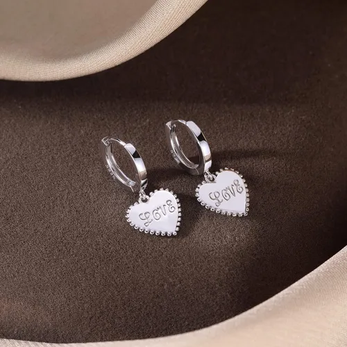 Vista 5 de SLUYNZ Aretes de aro pequeños con corazón de plata Stering para mujeres, adolescentes y niñas, aretes de aro de amor Huggie