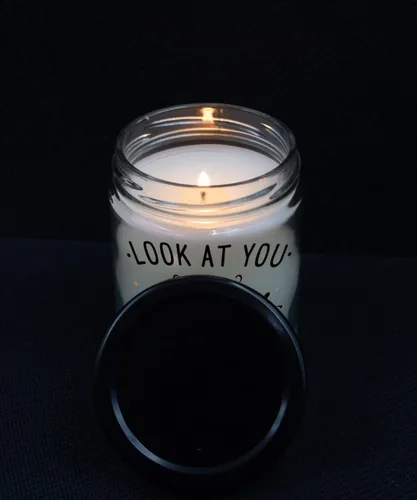 Vista 6 de Vela con texto en inglés «Look at You Becoming Parents» Ideas para baby shower para mamá y papá por primera vez que esperan madre y padre, recuerdo