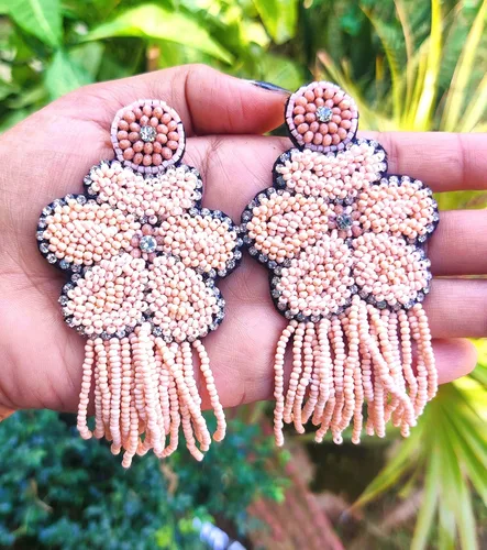 Vista 3 de Vinca jewel's Aretes bohemios con cuentas, diseño de flores en color melocotón, aretes tropicales para mujeres y niñas, diseño floral perfecto