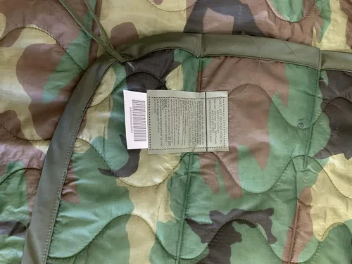 Vista 3 de Fabricado en Estados Unidos – Genuino forro de poncho militar estadounidense – Woodland Camo
