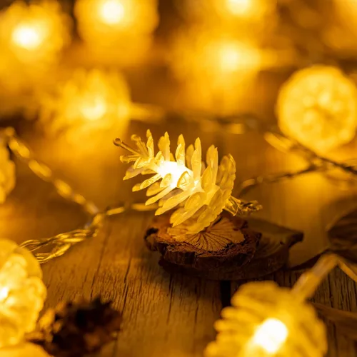 Vista 2 de Cadena de luces de piña con pilas, 17.5 pies, 35 conos de pino, 8 modos, funciona con pilas, luz decorativa de hadas (piña) Distancia de 6