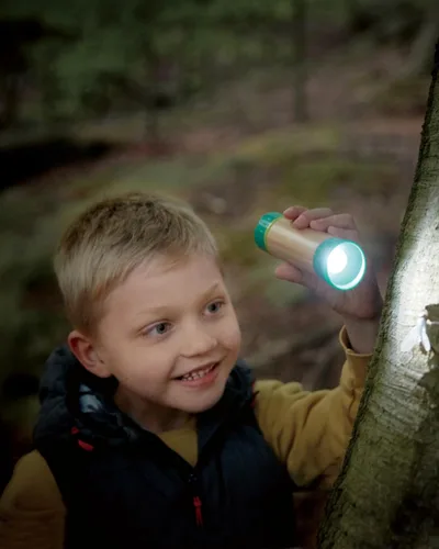 Vista 7 de Hape Linterna de mano con funda, hecha de bambú, diversión de la naturaleza, juguetes al aire libre